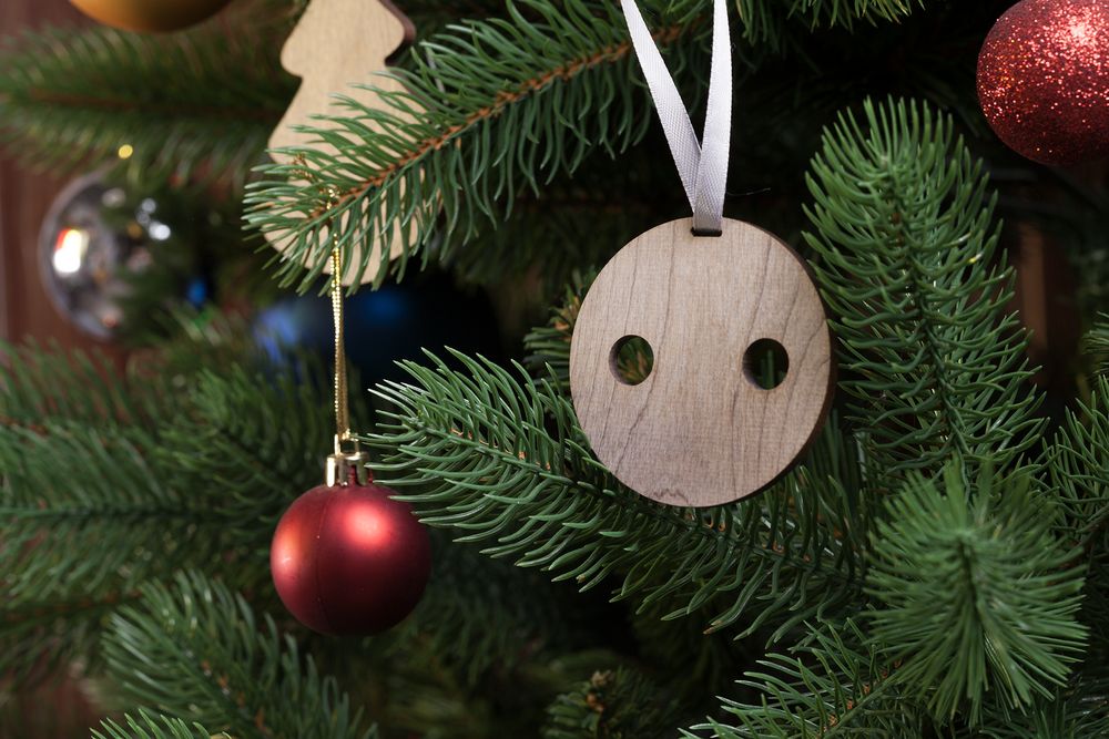 Деревянная подвеска Carving, в форме пуговицы Санты - фото 3