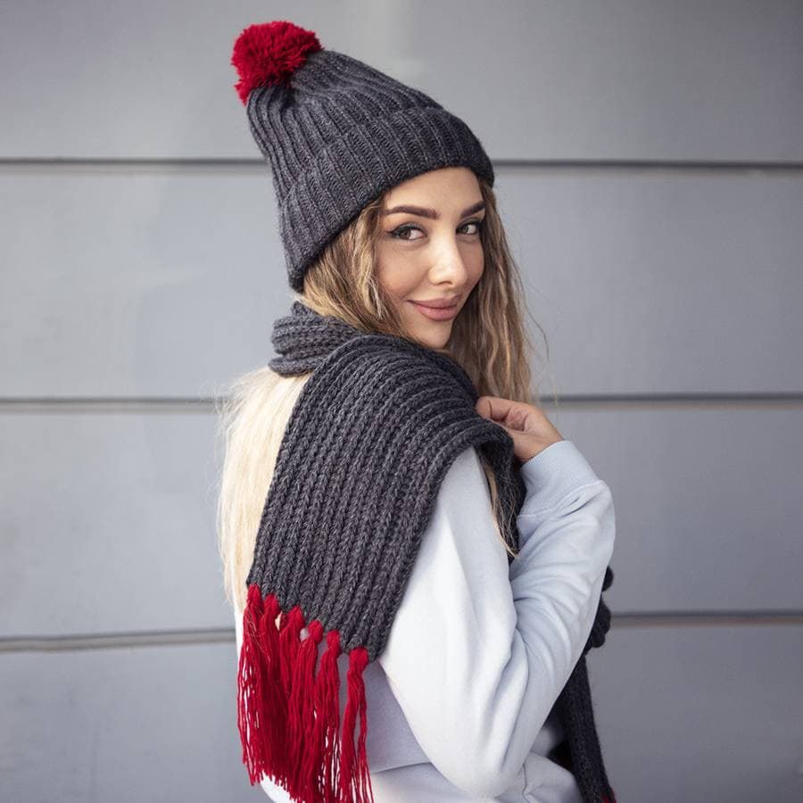 Шапка и шарф GoSnow с ярким пoмпоном и кисточками красный - фото 7