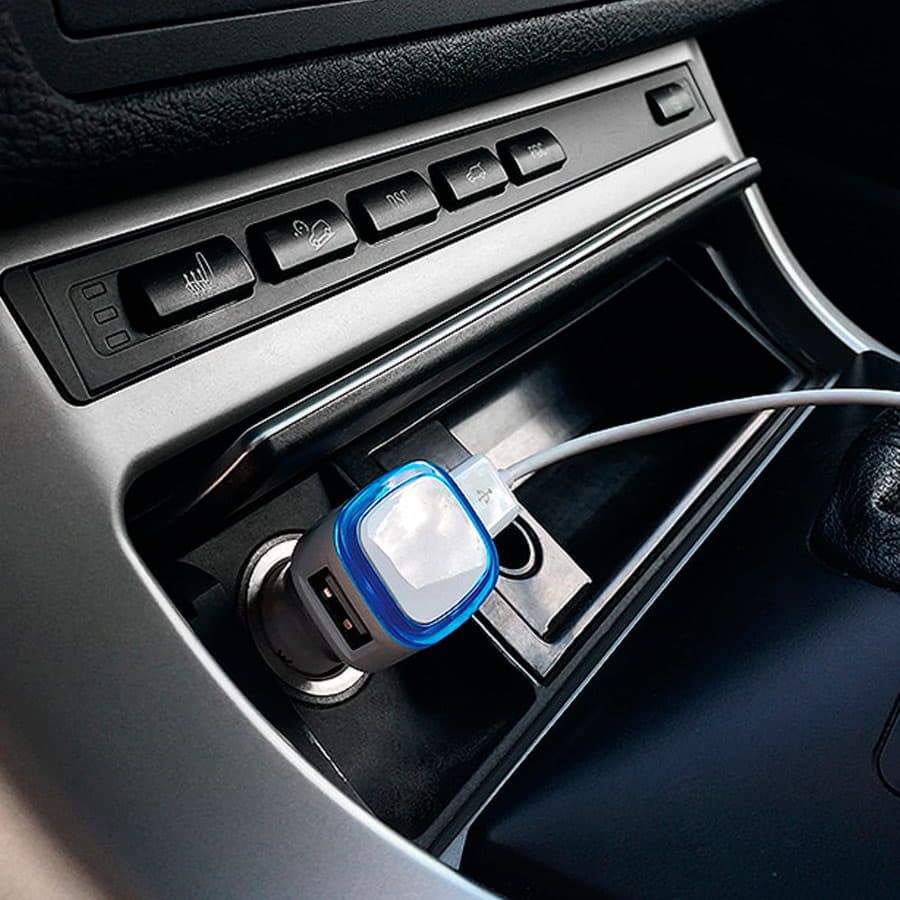 Автомобильный адаптер Mobicar для зарядки мобильных устройств с подсветкой и двумя USB-портами белый синий - фото 2