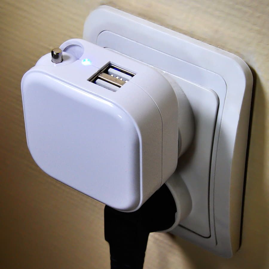 Адаптер с двумя USB-портами для зарядки от сети и от прикуривателя Socket белый - фото 4