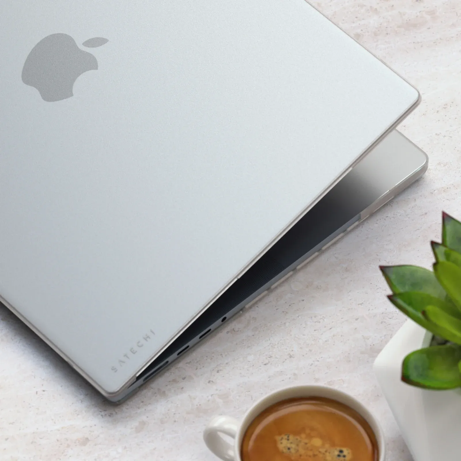 Чехол для ноутбука 16 Satechi Eco Hardshell прозрачный пластик ST-MBP16CL - фото 4