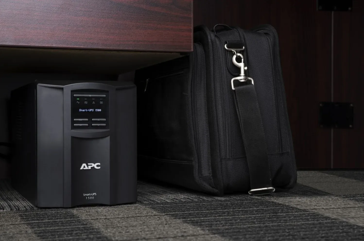 Источник бесперебойного питания APC Smart-UPS SMT1500IC 1000Вт 1500ВА черный - фото 4