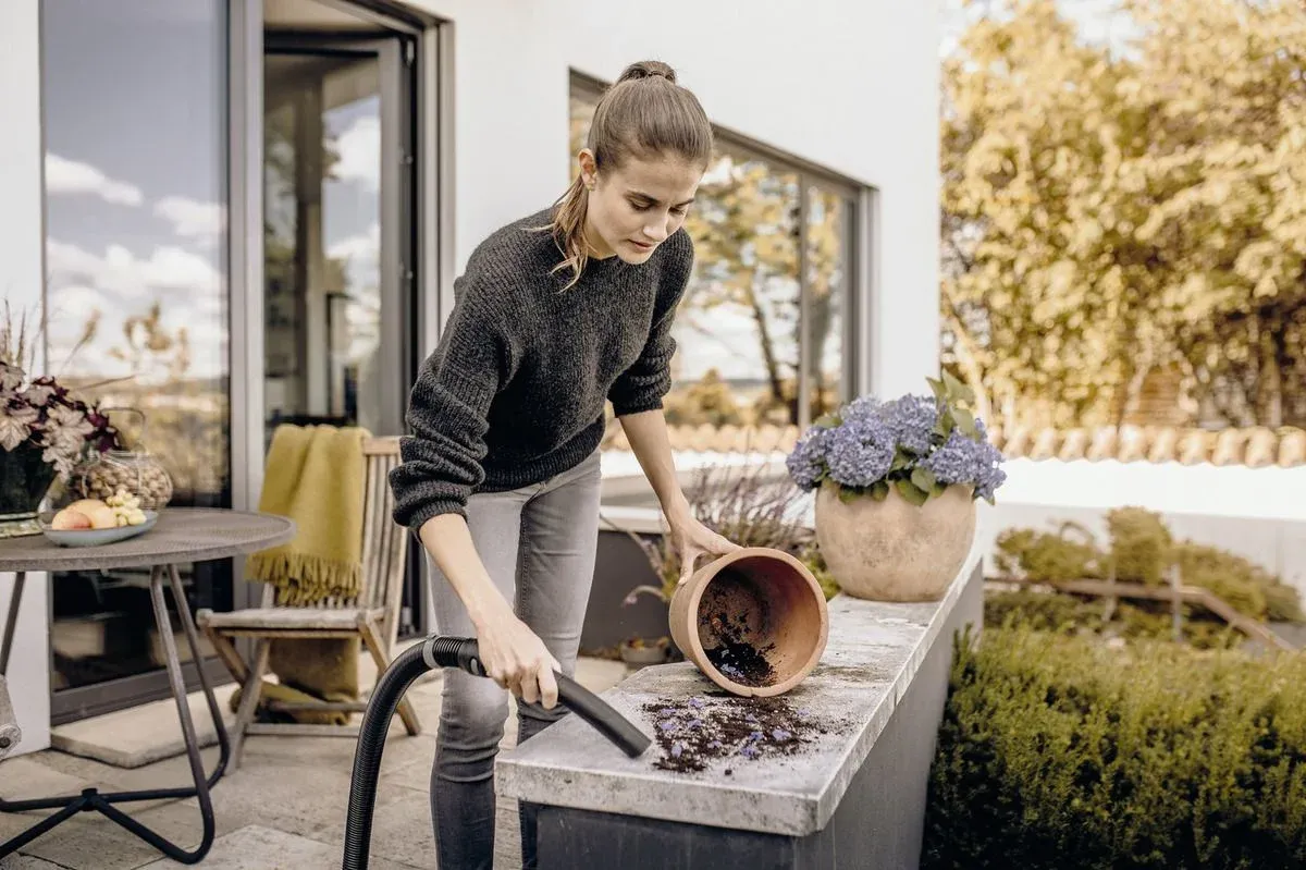 Строительный пылесос Karcher WD 3 S V-19/4/20 YSY 1000Вт уборка: сухая/влажная/выдув/сбор воды желтый - фото 4