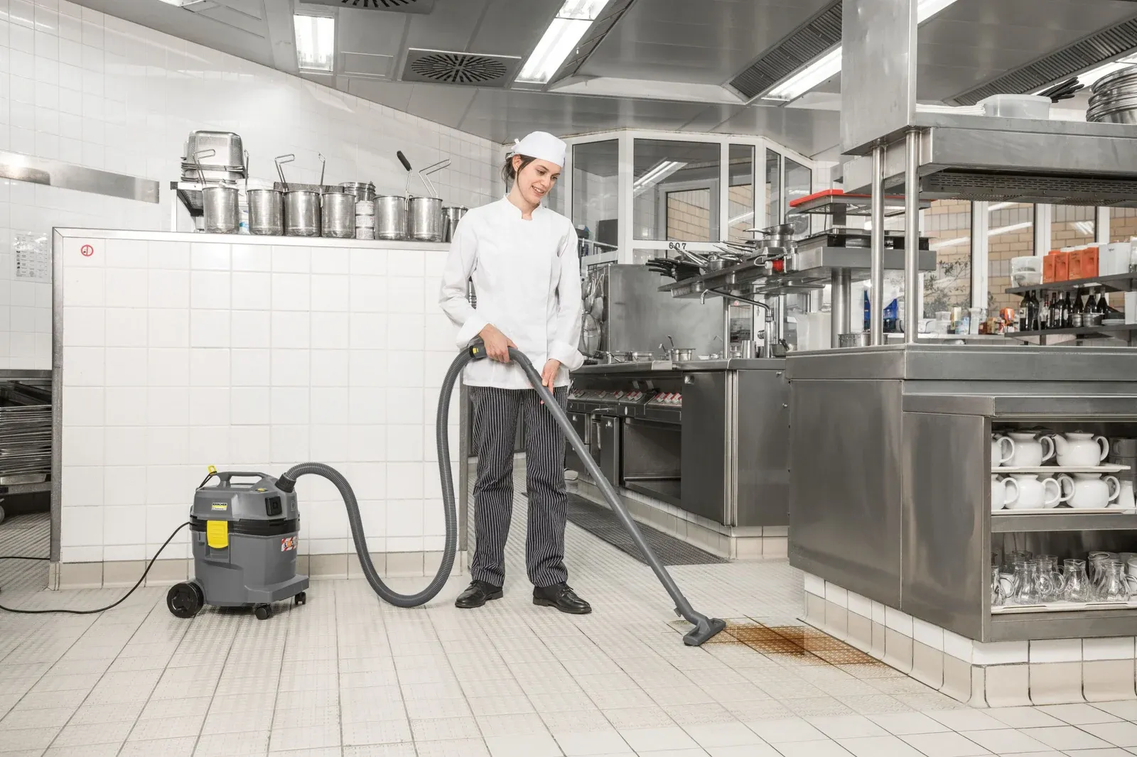 Строительный пылесос Karcher NT 22/1 Ap Te 1300Вт уборка: сухая/влажная/сбор воды серый - фото 4