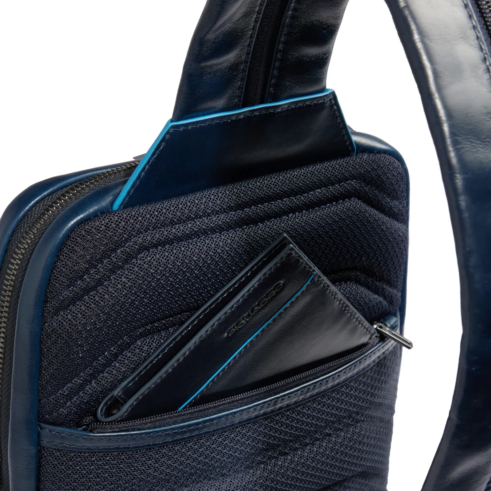 Рюкзак слинг мужской Piquadro Blue Square CA6589B2/BLU2 темно-синий натур.кожа - фото 4