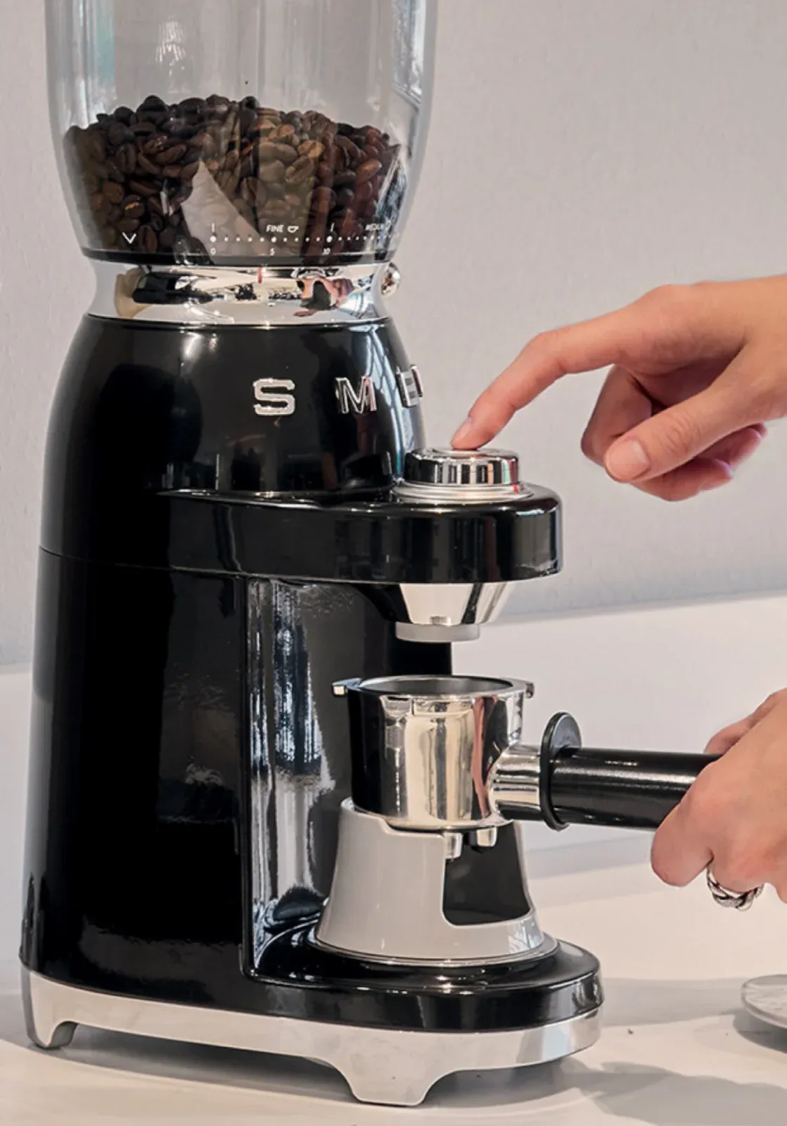 Кофемолка Smeg CGF11BLEU 150Вт ручная сист.помол.:жернова вместим.:350гр черный/серебристый - фото 6