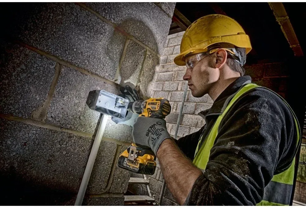 Дрель-шуруповерт DeWalt DCD796D2-QW аккум. патрон:быстрозажимной кейс в комплекте - фото 3