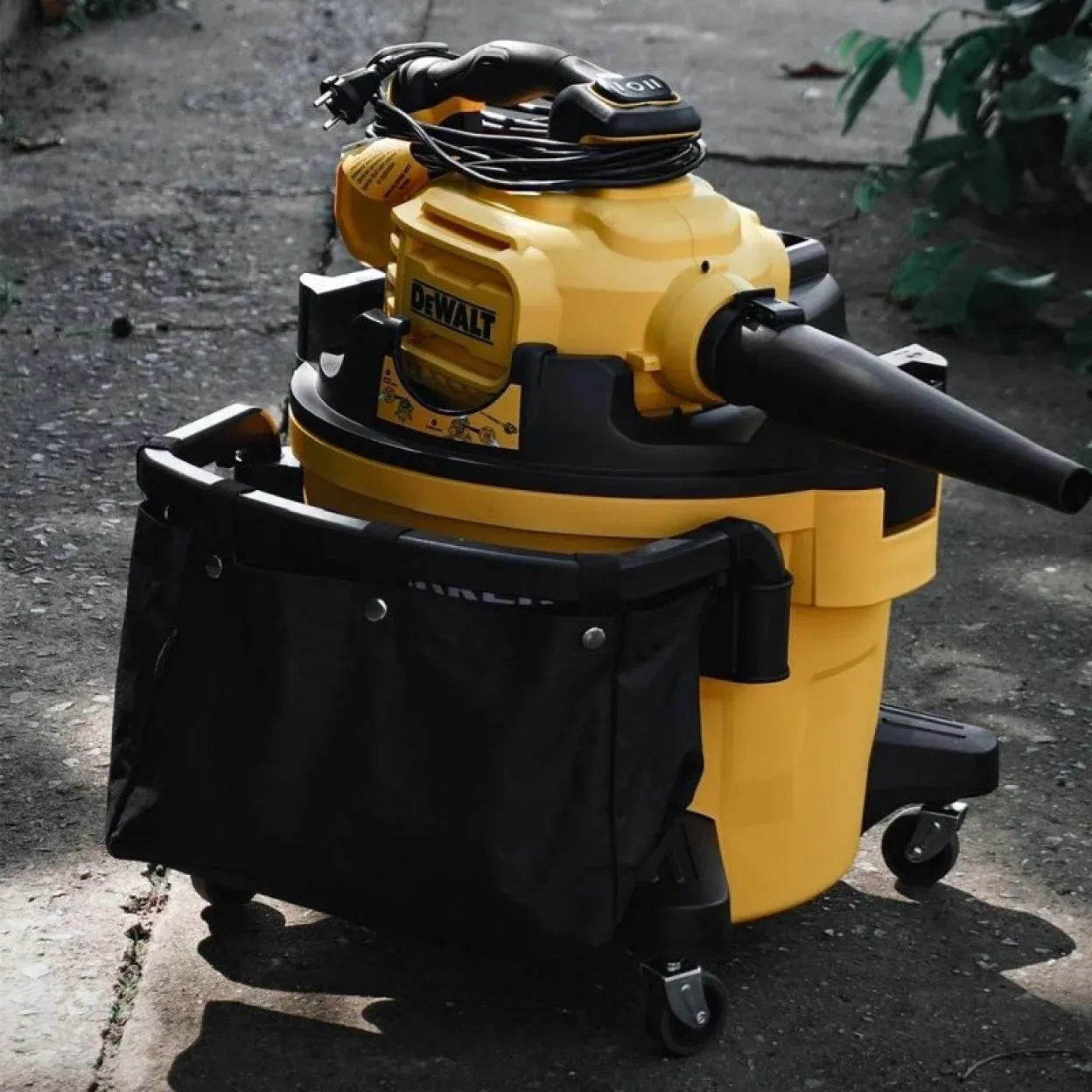 Строительный пылесос DeWalt DXV234P 1080Вт уборка: сухая/влажная/выдув/сбор воды желтый - фото 3