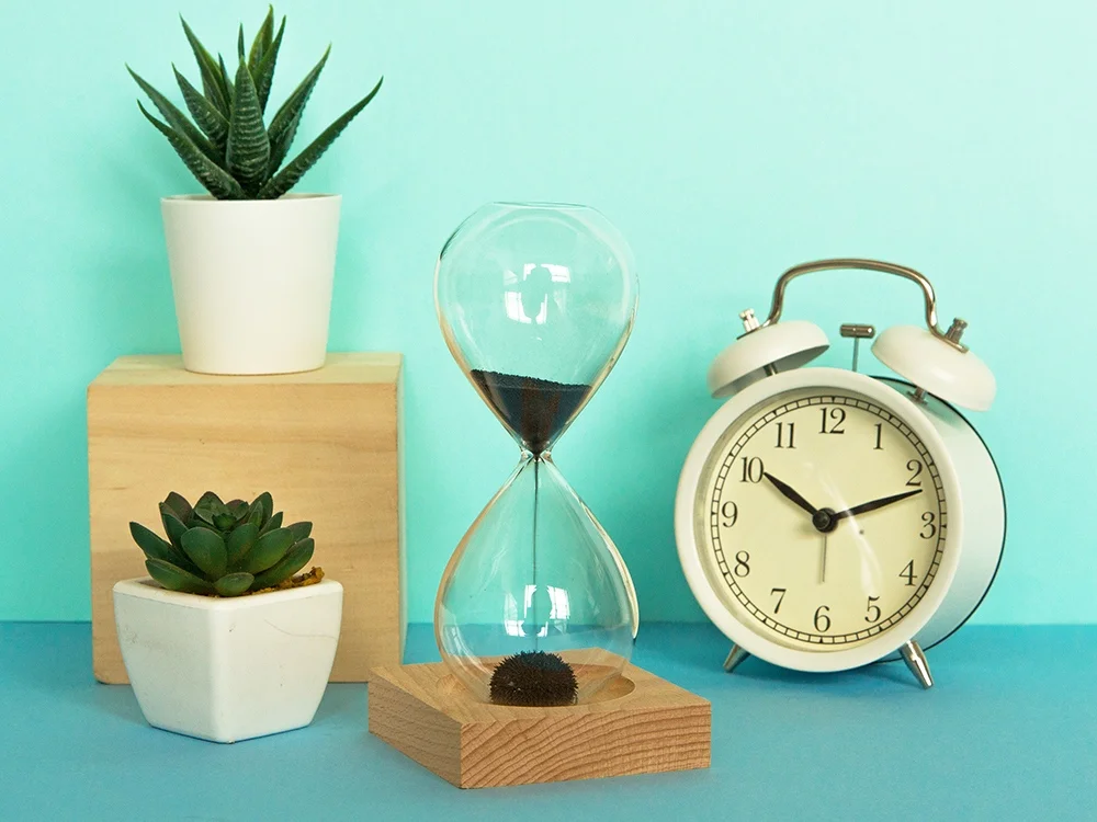 Песочные магнитные часы на деревянной подставке Infinity прозрачный натуральный - фото 5