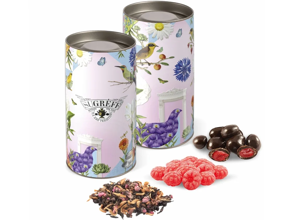 Подарочный набор с чаем леденцами и вишней в шоколаде в тубусе