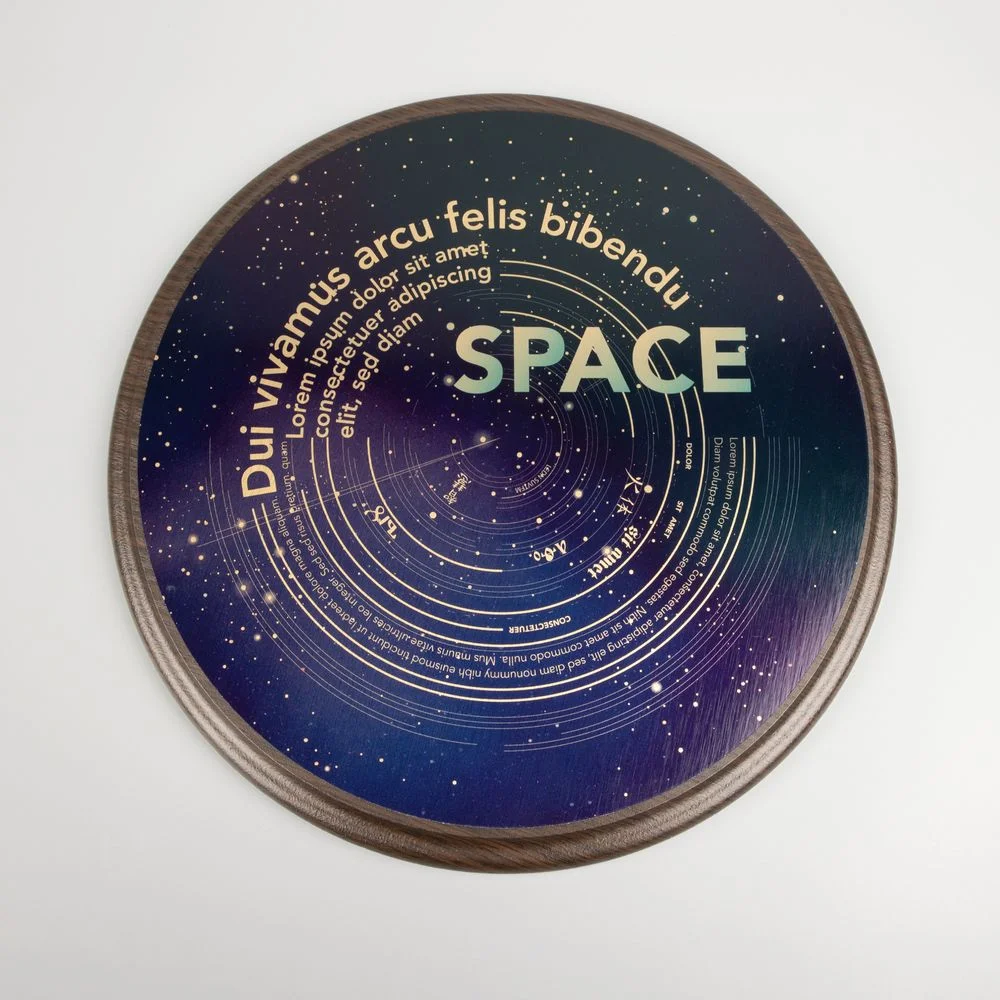 Плакетка Plaque круглая венге с золотистой пластиной - фото 7