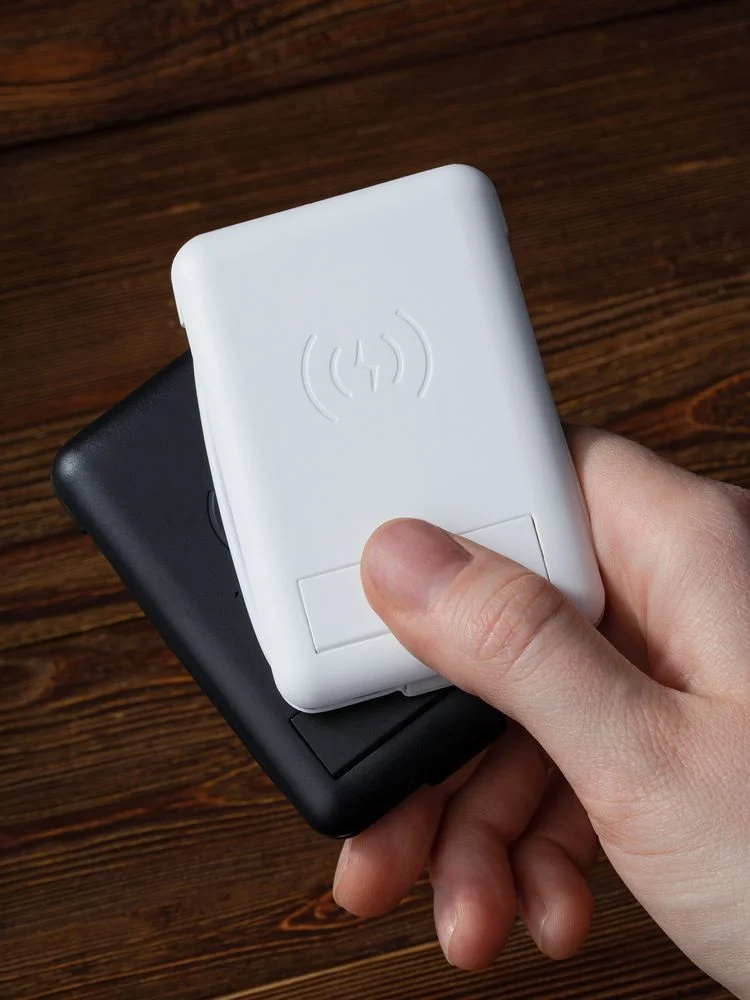 Органайзер с беспроводной зарядкой и набором адаптеров Octopod белый - фото 10